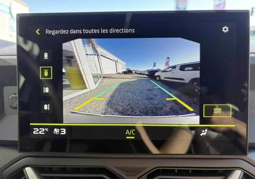 Vue écran caméra de recul du Dacia Duster blanc métallisé 2024, affichant l'arrière et l'environnement proche du véhicule.