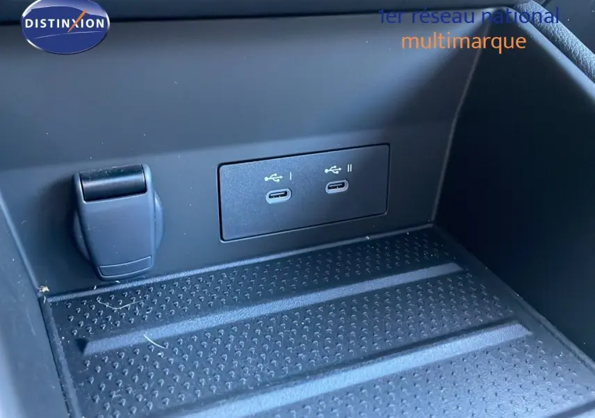 Prise USB double et prise 12V dans la console centrale d'un Renault Captur E-Tech hybride 2025.