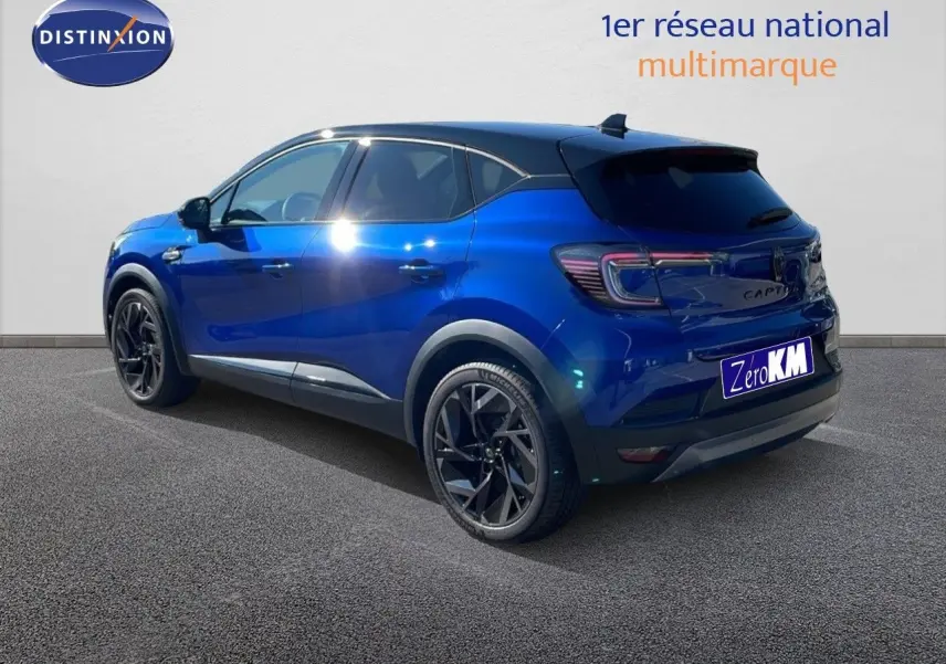 Renault Captur E-Tech hybride bleu Iron Metal avec toit noir, vue 3/4 arrière côté gauche sur fond neutre.