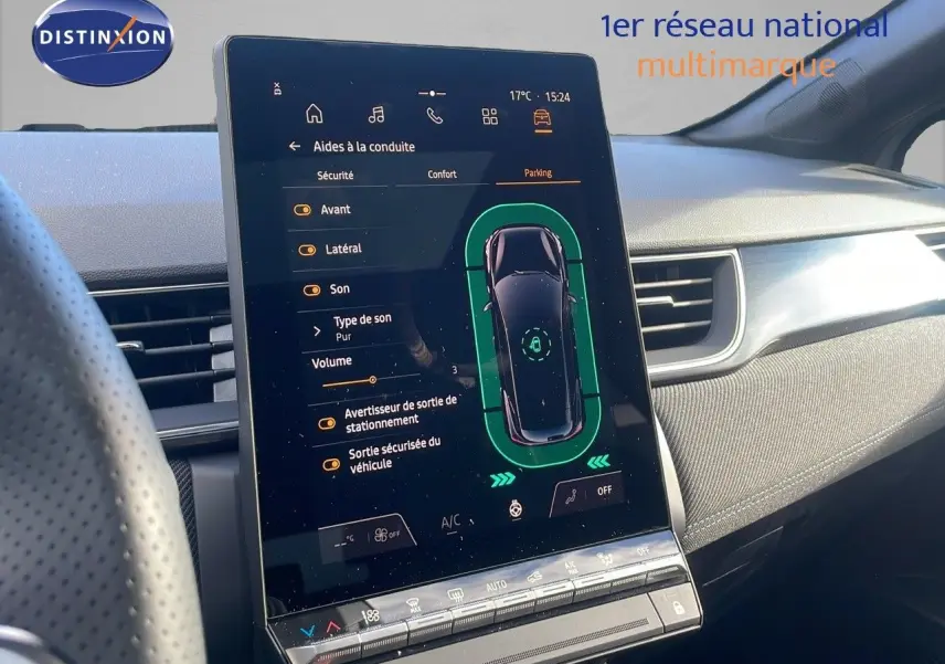 Écran tactile central affichant les aides à la conduite dans l'habitacle du Renault Captur gris Rafale toit noir.