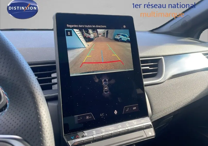 Vue intérieure du tableau de bord du Renault Captur E-Tech hybride, écran tactile affichant la caméra de recul.