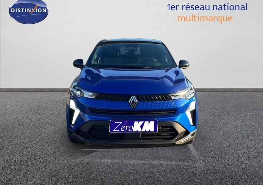 Vue frontale d'un Renault Captur E-Tech hybride bleu Iron Metal avec toit noir et éclairage LED distinctif.