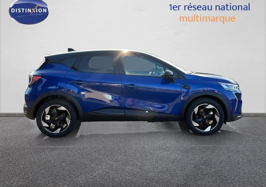 Profil droit du Renault Captur E-Tech hybride bleu Iron Metal avec toit noir et jantes noires distinctives.