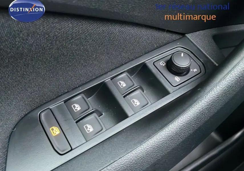 Gros plan sur les commandes des vitres et rétroviseurs côté conducteur du Skoda Kamiq gris graphite.