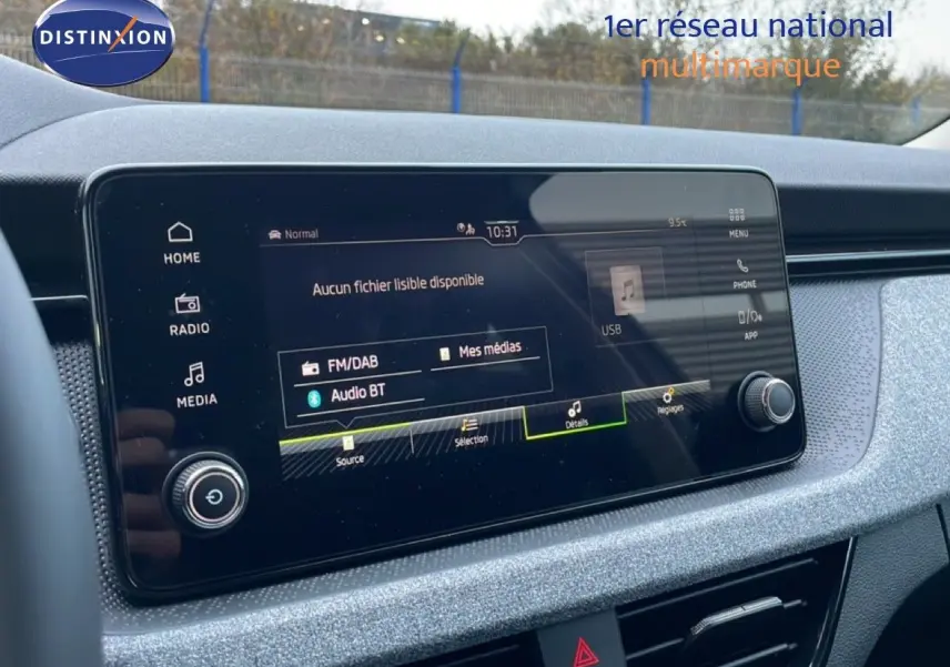 Écran tactile multimédia du tableau de bord du Skoda Kamiq gris graphite, affichant les options audio Bluetooth et USB.