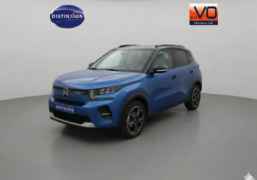 Citroën C3 Turbo 100 ch bleu en 3/4 avant droit, avec barres de toit et jantes alliage 17 pouces visibles.