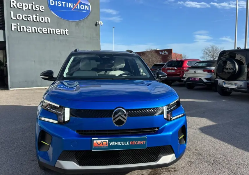 Vue avant d'une Citroën C3 Turbo 100 ch bleu 2025 avec barres de toit et calandre noire brillante.