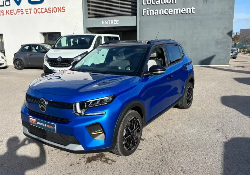 Citroën C3 Turbo 100 ch bleu en 3/4 avant droit, avec jantes alliage noires et toit noir brillant.