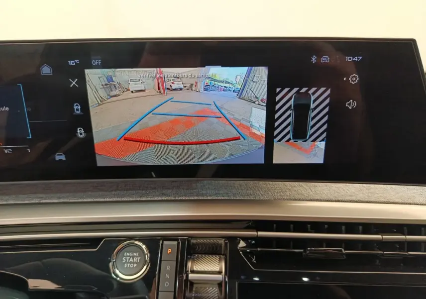 Écran tactile central du Peugeot 3008 gris clair montrant la caméra de recul et l’aide au stationnement en vue intérieure.
