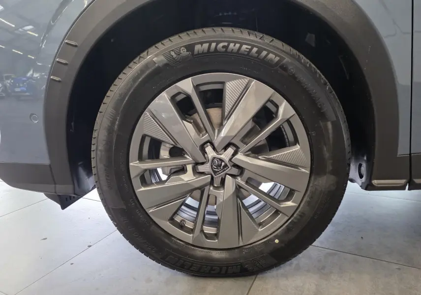 Gros plan sur la roue avant gauche du Peugeot 3008 bleu, avec jante alliage 18'' Basel et pneu Michelin.