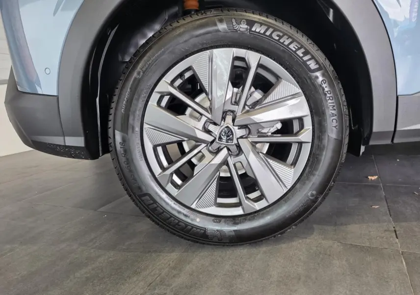 Gros plan sur la roue avant droite du Peugeot 3008 bleu 2026 avec jante alliage 18'' et pneu Michelin.