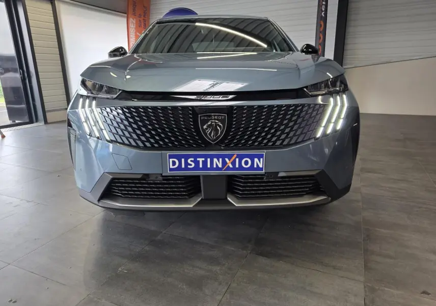 Vue avant frontale du Peugeot 3008 bleu avec calandre noire et feux LED à trois griffes allumés.