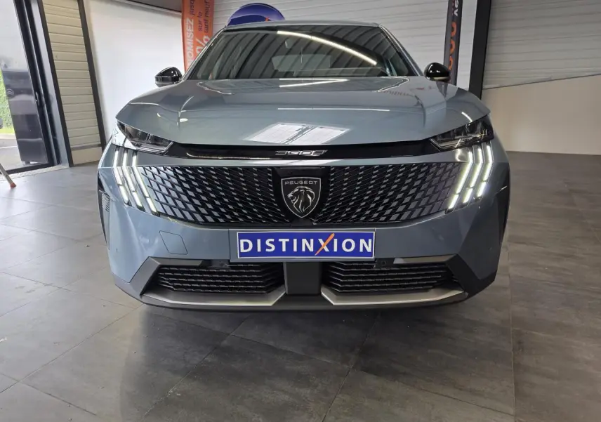 Vue frontale d'un Peugeot 3008 bleu Obsession avec calandre noire laquée et feux LED à 3 griffes allumés.