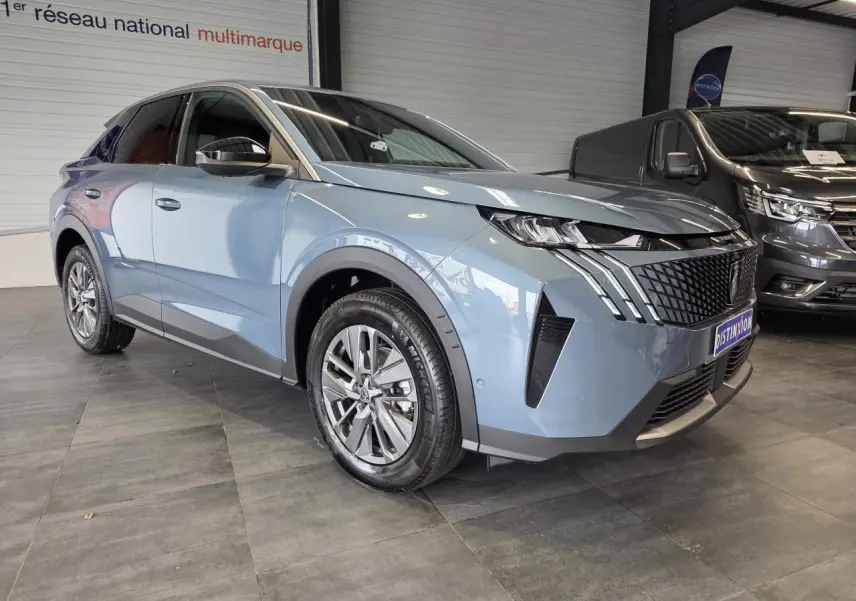 Peugeot 3008 bleu métallisé en 3/4 avant droit, avec calandre noire laquée et feux LED 3 griffes visibles.