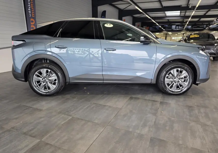 Peugeot 3008 hybride bleu vue de profil côté gauche en intérieur avec jantes alliage 18 pouces.
