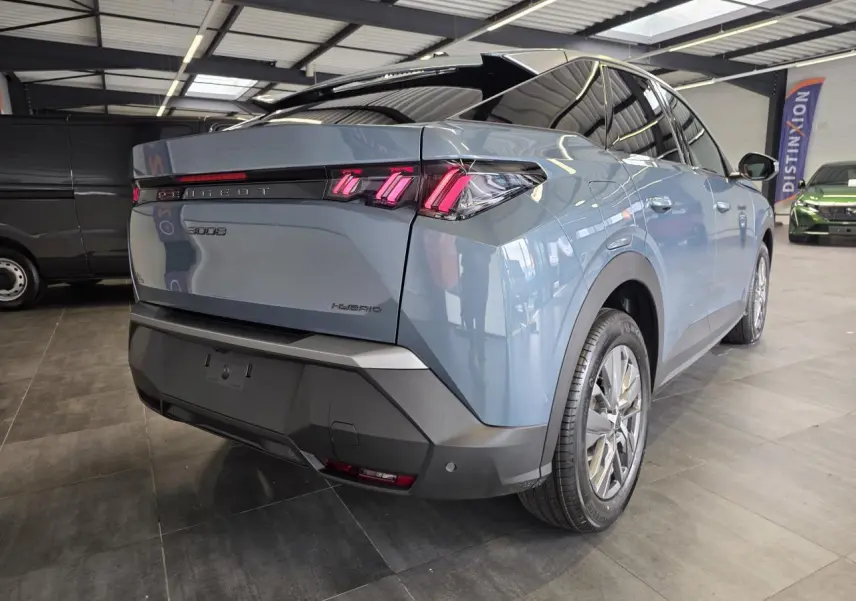 Vue 3/4 arrière droite du Peugeot 3008 hybride bleu Obsession avec feux arrière à LED 3 griffes et bandeau noir laqué.