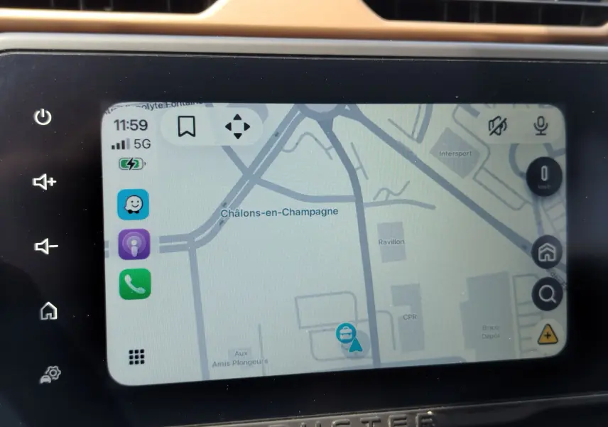 Écran tactile intérieur du Dacia Duster 2024 montrant la navigation GPS avec carte de Châlons-en-Champagne.