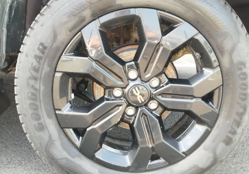 Gros plan sur la jante noire brillante du Dacia Duster 2024, version Extreme 4x4, avec pneu Goodyear visible.