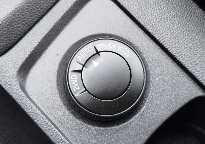 Gros plan sur le sélecteur de mode 4x4 du Dacia Duster 2024, avec options 2WD, Auto et Lock visibles.