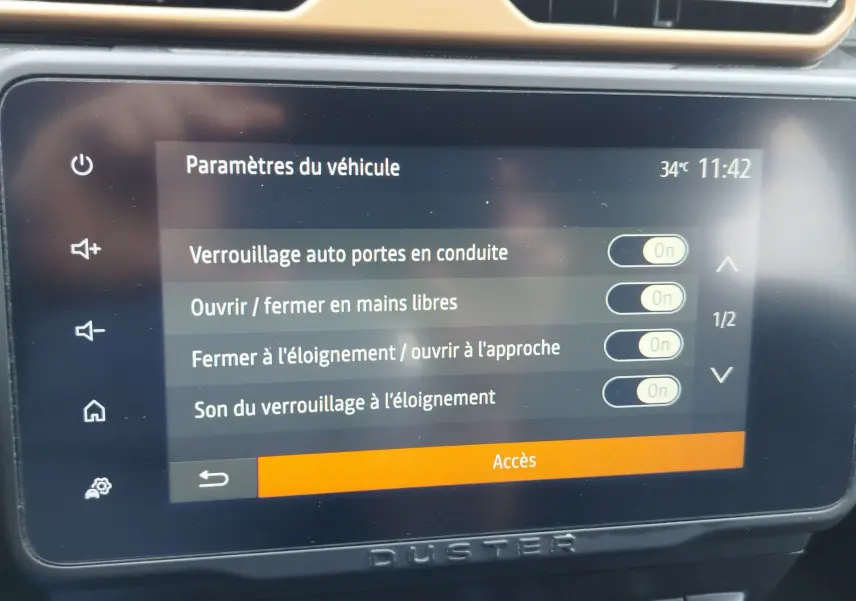 Écran tactile du tableau de bord du Dacia Duster 2024 affichant les paramètres de verrouillage et accès mains libres.