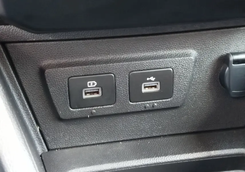 Gros plan sur les deux ports USB du tableau de bord d’un Dacia Duster 2024, finition Extreme, intérieur noir.