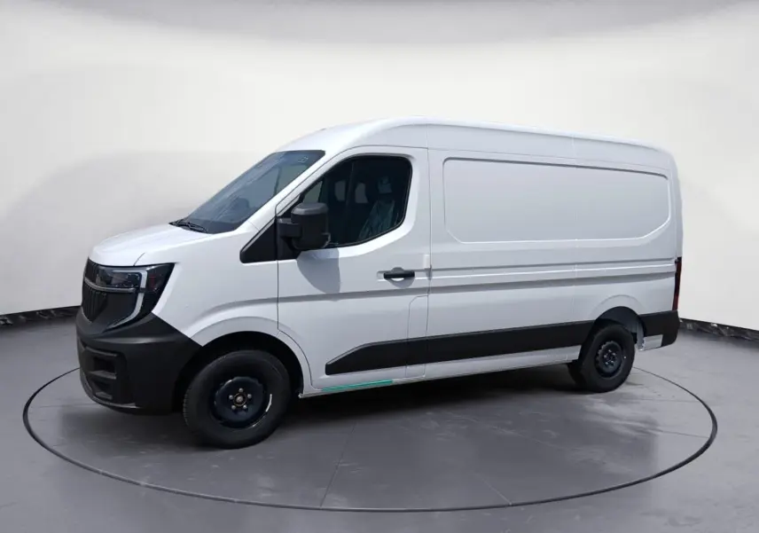 Renault Master blanc en vue de profil côté gauche, fourgon utilitaire avec pare-chocs noir et rétroviseurs électriques.