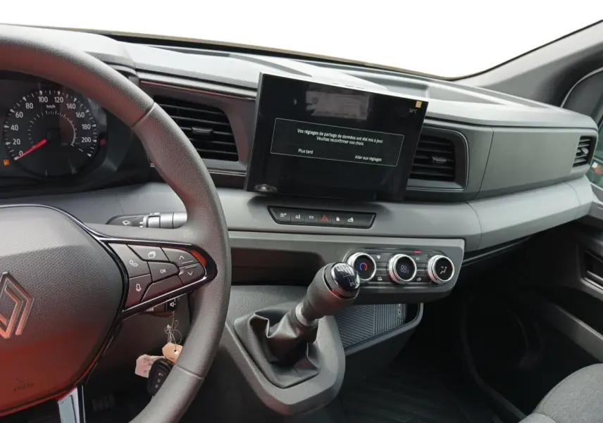Vue intérieure côté conducteur du Renault Master 2026, tableau de bord avec écran tactile et levier de vitesse manuel.