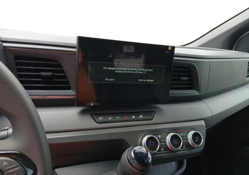 Vue intérieure du tableau de bord du Renault Master blanc 2026, avec écran tactile central et levier de vitesse manuel.