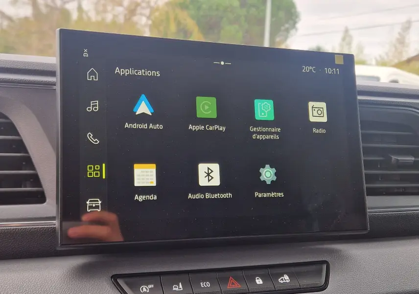 Écran tactile central du Renault Master L2H2 blanc, affichant les applications Android Auto, Apple CarPlay et Bluetooth.