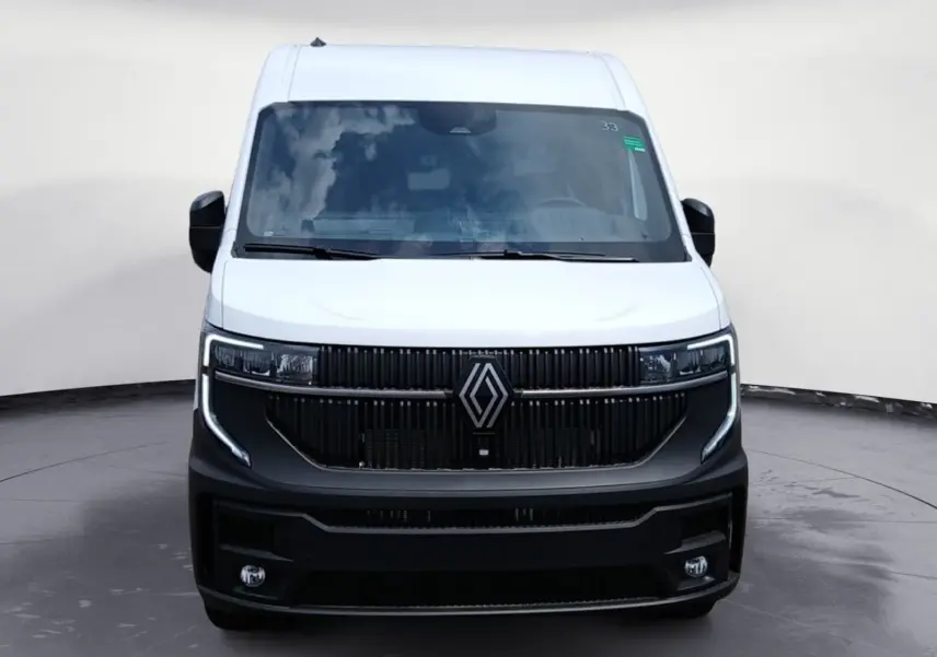 Vue frontale du Renault Master blanc 2026 avec calandre noire marquée et phares LED intégrés.