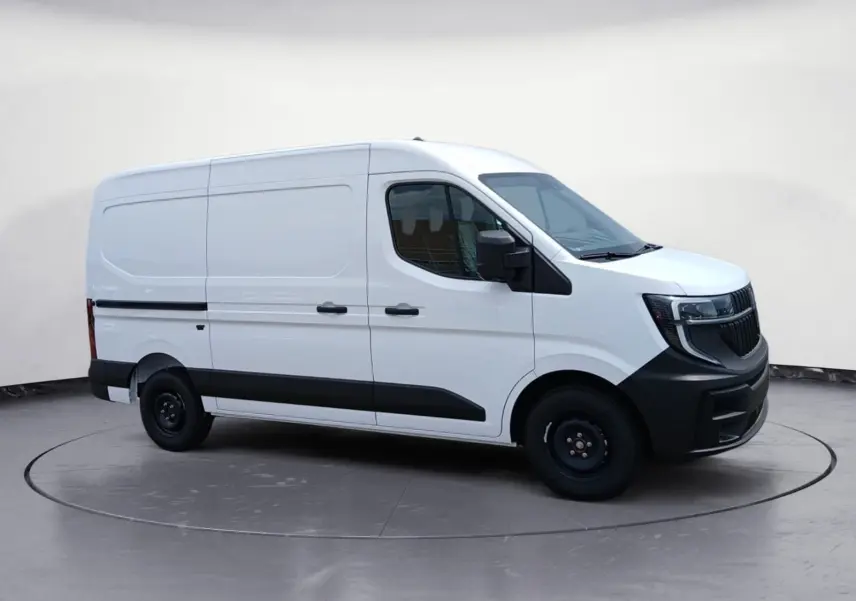 Renault Master blanc en vue 3/4 avant droit, fourgon utilitaire avec pare-chocs et bas de caisse noirs.