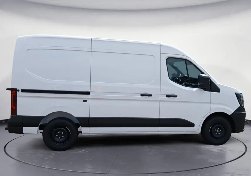 Vue de profil côté gauche d’un Renault Master blanc L2H2 avec bande noire basse et jantes acier noires.