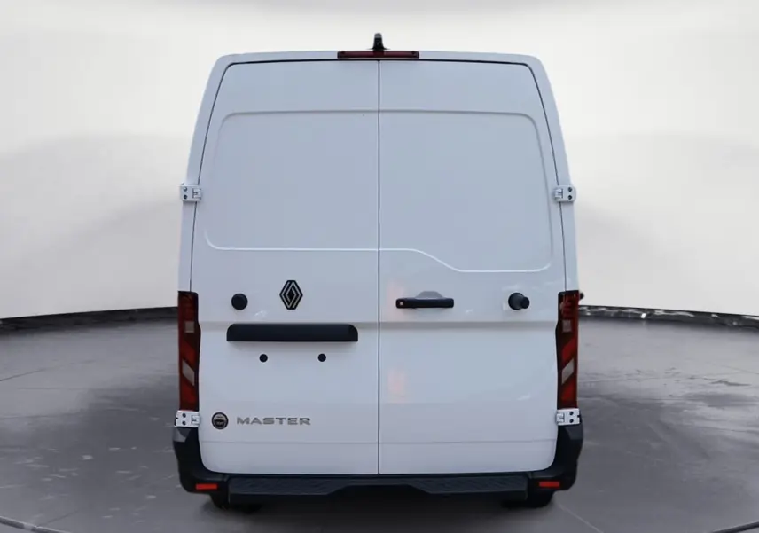 Vue arrière d’un Renault Master blanc, version L2H2, avec portes battantes fermées et feux arrière verticaux.