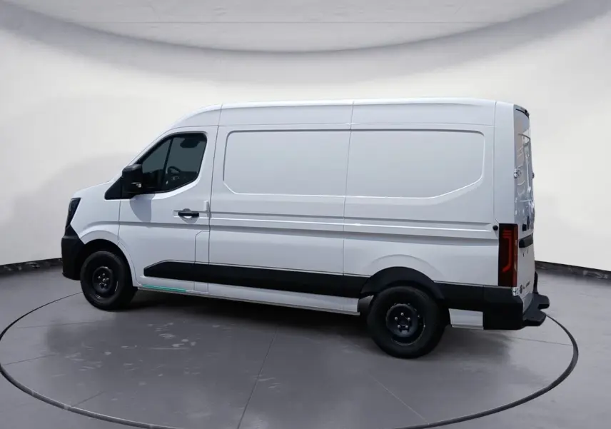 Renault Master blanc en vue de profil côté gauche, fourgon utilitaire avec bande noire basse et roues acier noires.