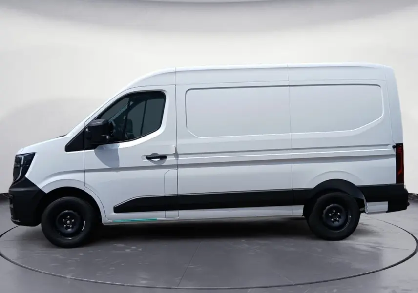 Vue latérale côté gauche d’un Renault Master blanc, version utilitaire avec bas de caisse noir et jantes acier noires.