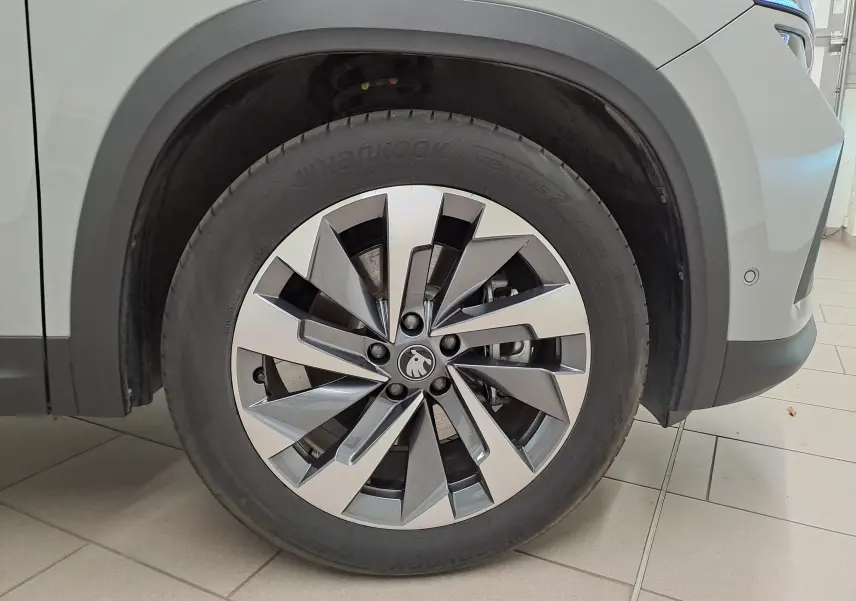 Gros plan sur la roue avant droite du Skoda Kodiaq gris perle, mettant en valeur la jante alliage 19'' Lefka anthracite.