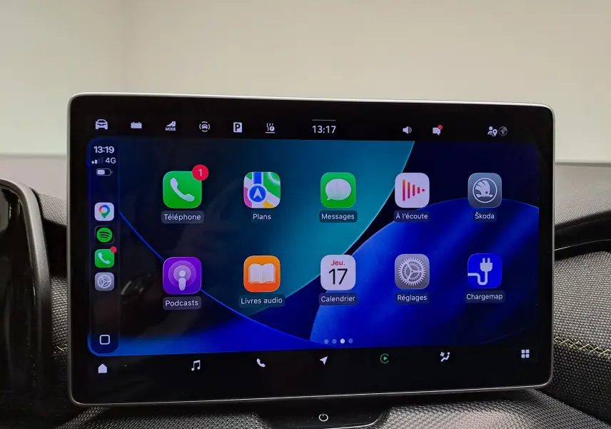 Écran tactile central du Skoda Kodiaq gris perle 2025 affichant l'interface Apple CarPlay en intérieur véhicule.
