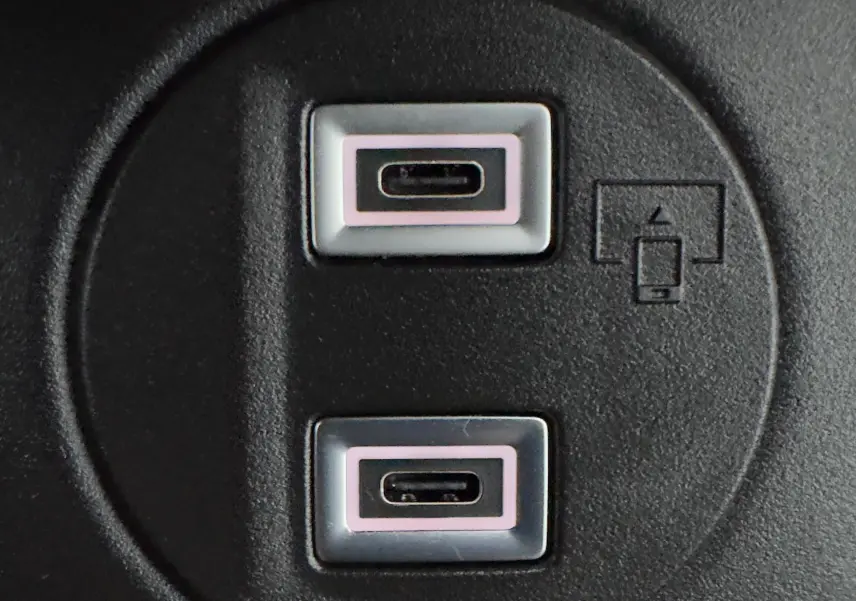 Détail en gros plan des deux ports USB-C intégrés dans l'habitacle du Citroën Berlingo gris Artense 2025.