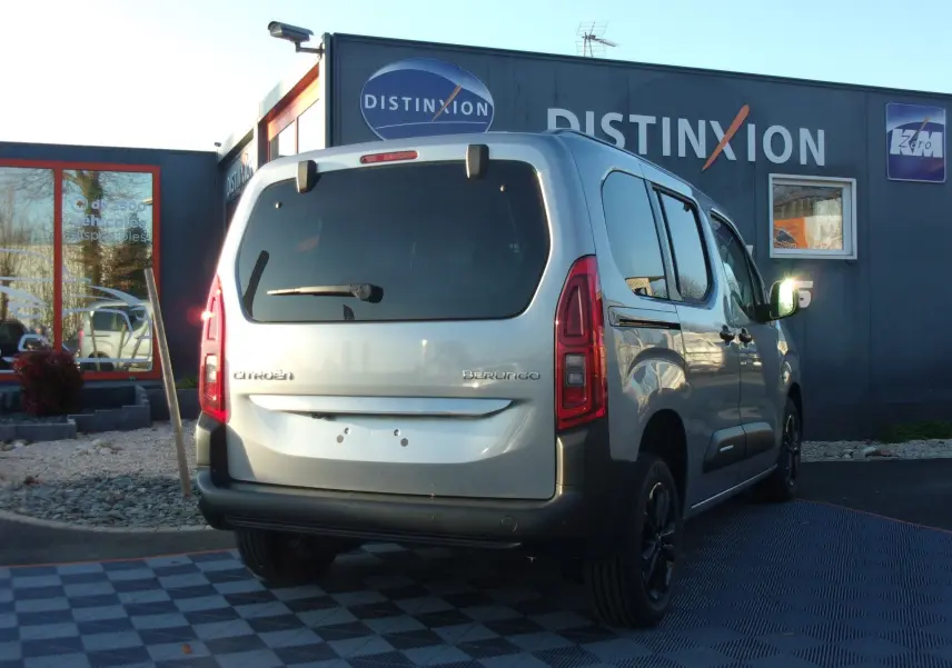 Vue 3/4 arrière droite du Citroën Berlingo gris Artense 2025 avec vitres teintées et feux arrière verticaux.