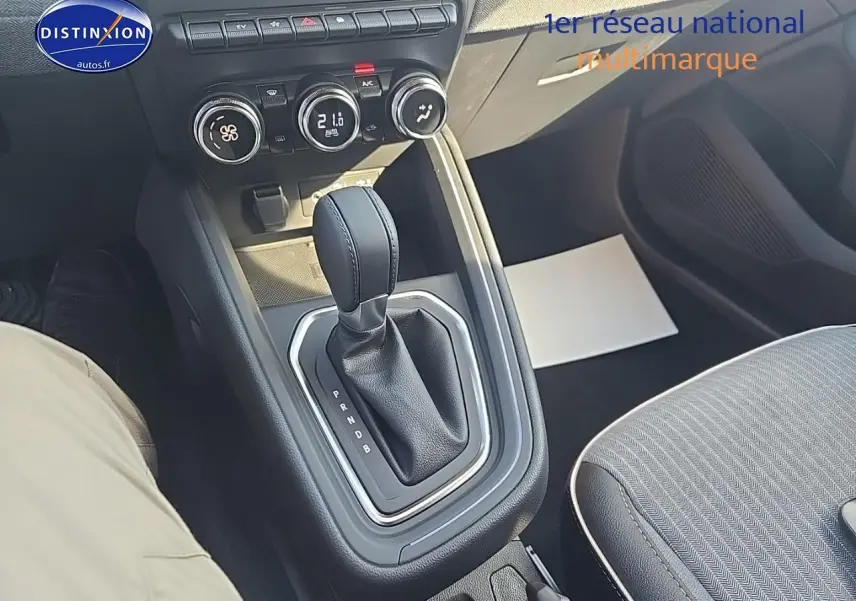 Vue rapprochée de la console centrale avec levier de boîte automatique et commandes climatisation d'une Renault Clio V bleu iron.