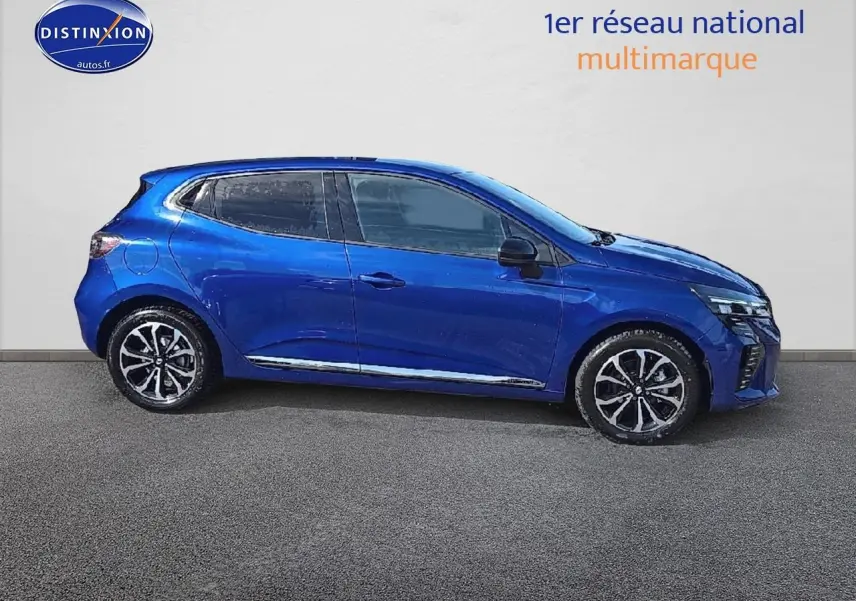 Profil droit d'une Renault Clio V bleu iron 2025 avec jantes alu et poignées ton carrosserie visibles