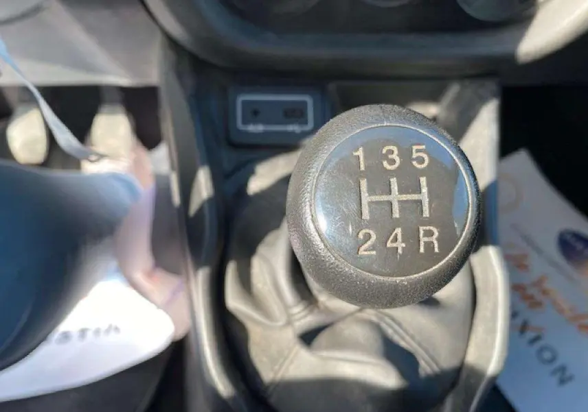 Le levier de vitesses manuel du FIAT Doblo 2017 en gros plan, montrant les rapports 1 à 5 et la marche arrière.