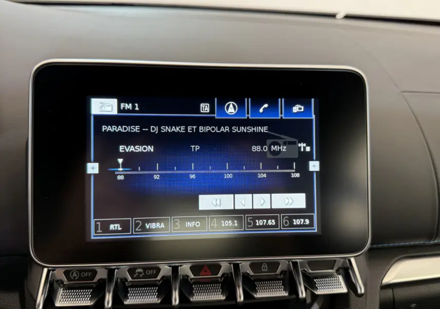 Écran tactile central affichant la radio dans l'habitacle de l'Alpine A110 Legende bleu, vue rapprochée.