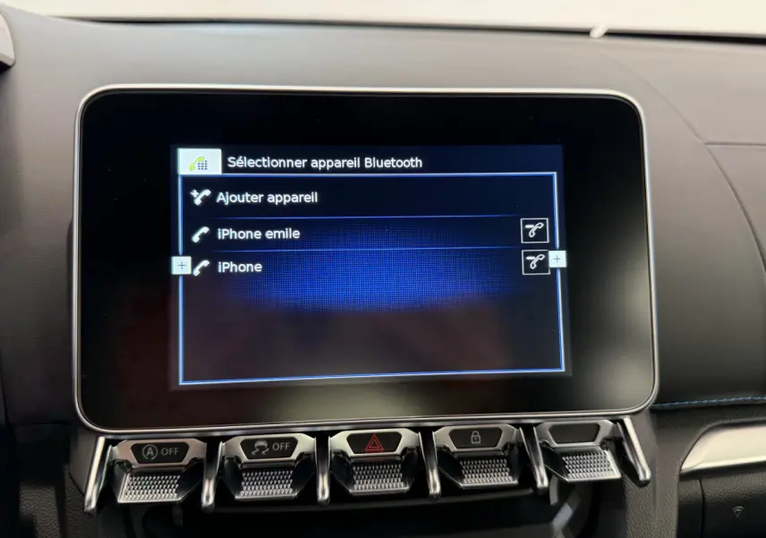 Écran tactile central affichant la sélection Bluetooth dans l'habitacle de l'Alpine A110 Légende 2019.