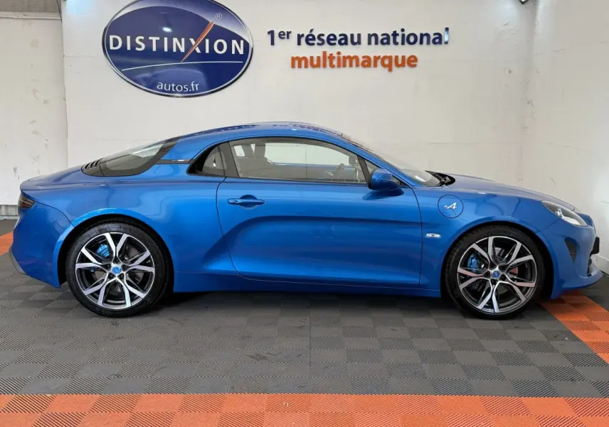 Profil côté gauche de l'Alpine A110 Legende 2019 bleu, avec jantes alliage et logo "A" sur l'aile avant.