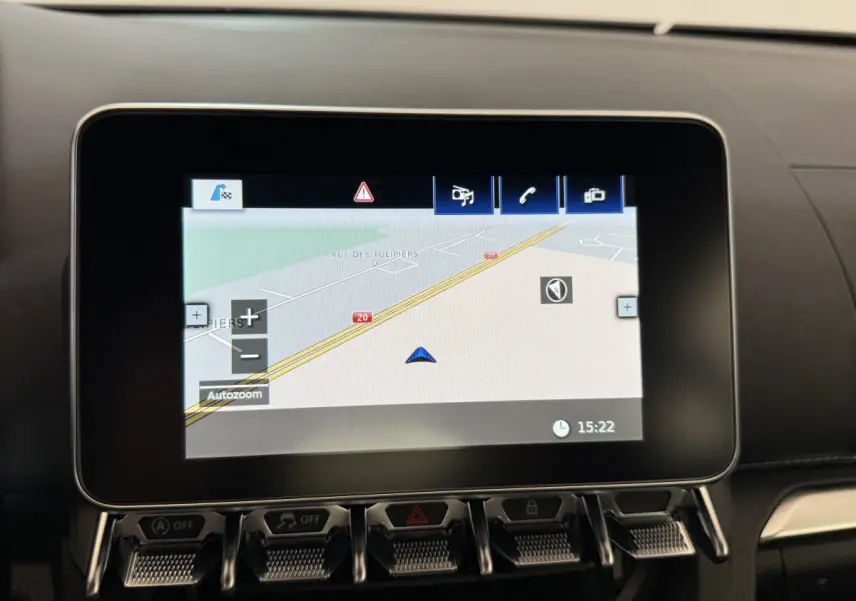 Écran tactile du système de navigation 7 pouces de l'Alpine A110 Legende 2019, vue rapprochée du tableau de bord.
