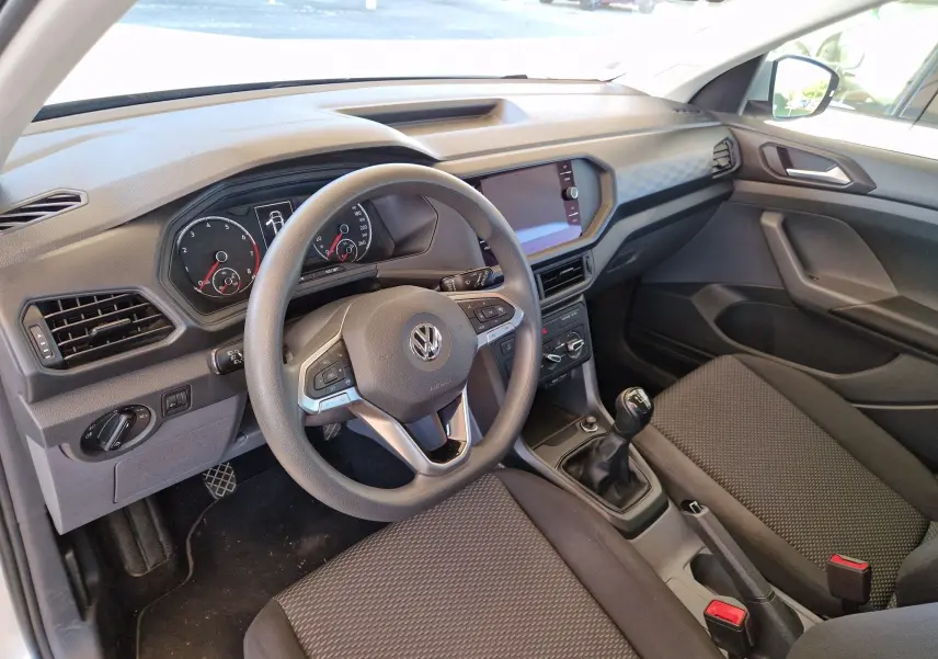 Intérieur du Volkswagen T-Cross 2019 vue côté conducteur, volant multifonction et boîte manuelle visibles.