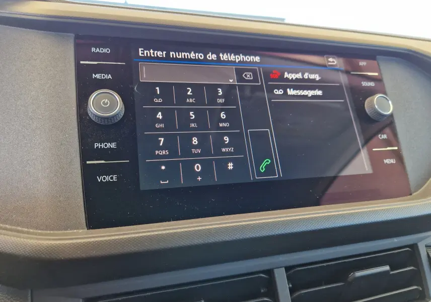 Écran tactile du système multimédia du Volkswagen T-Cross 2019 affichant le clavier pour entrer un numéro de téléphone.