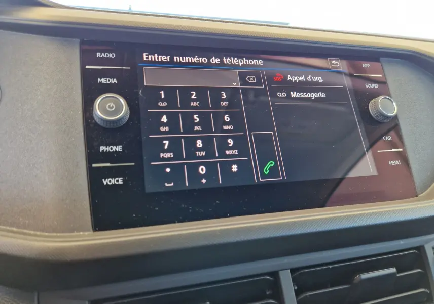 Écran tactile central du Volkswagen T-Cross 2019 affichant le clavier pour entrer un numéro de téléphone.
