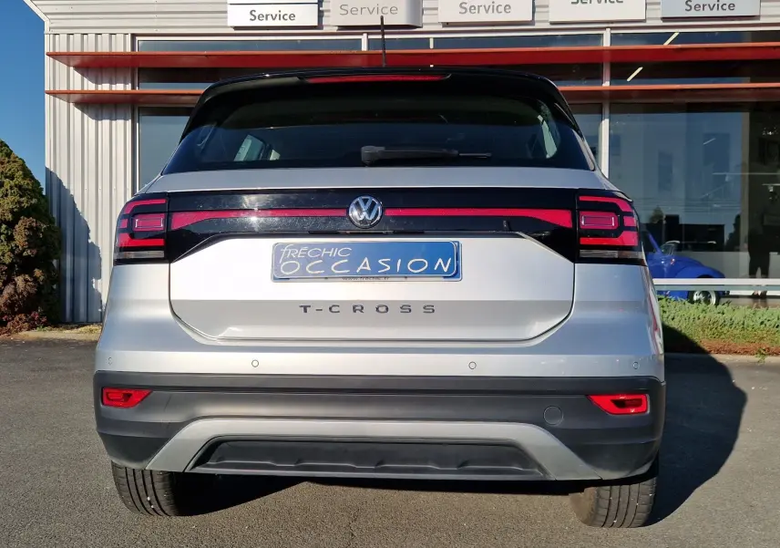 Vue arrière d'un Volkswagen T-Cross argent métal de 2019 avec feux LED et plaque d'occasion visible.